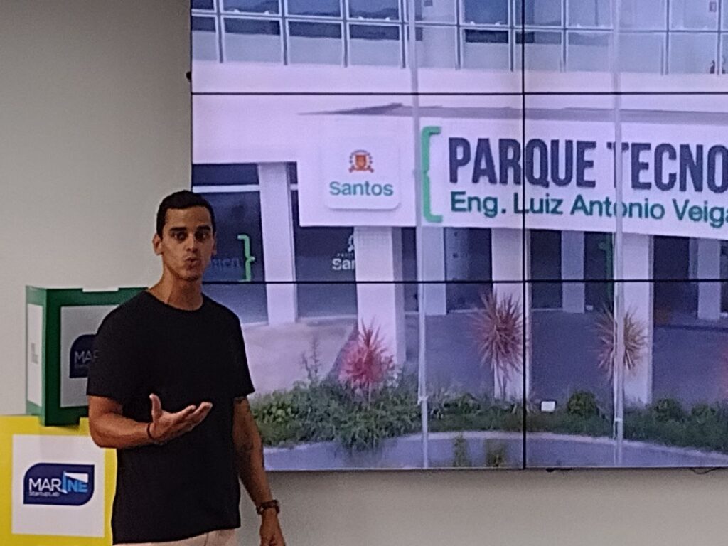 Foto do Diretor do Parque Tecnológico de Santos apresentando o Local.